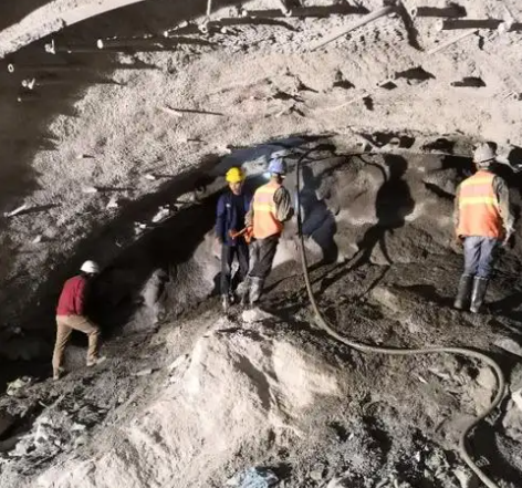 祁连拱顶带模注浆料的施工流程及注意事项